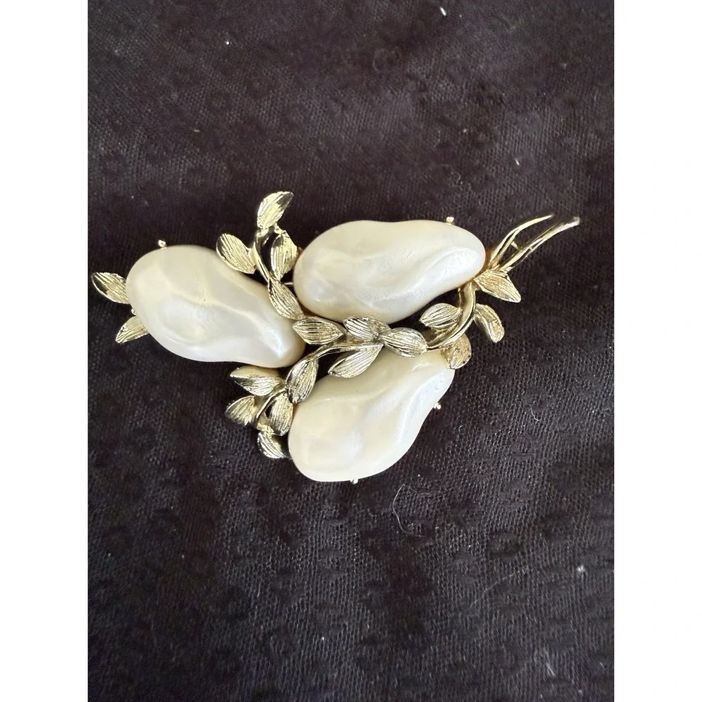 BSK‎ Faux Baroque Pearl Leaf Brooch